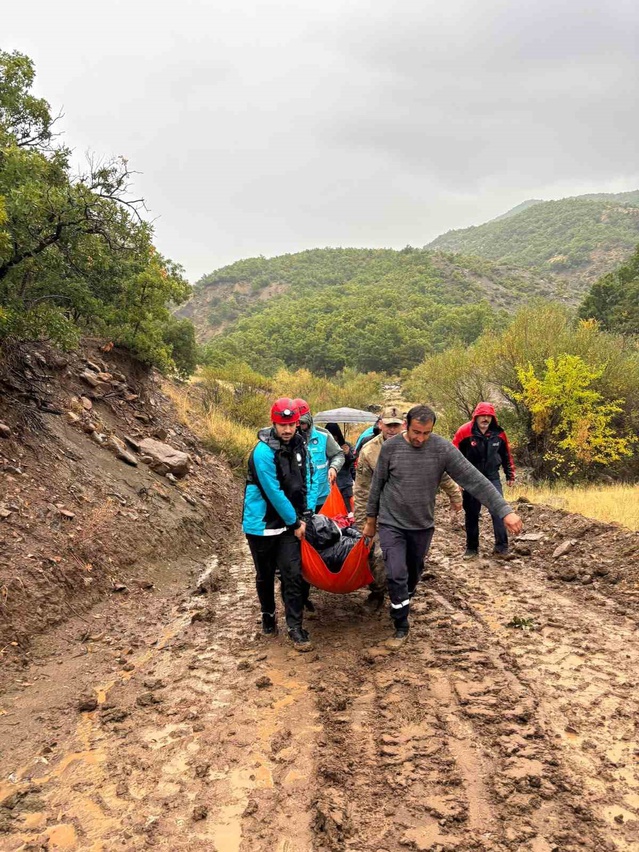 Tunceli Nazımiye'de yolu kapanan engelliye AFAD ve UMKE ulaştı, hastaneye sevk edildi