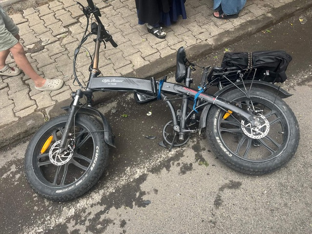 Bingöl'de taksinin çarptığı elektrikli bisikletteki 2 çocuk yaralandı
