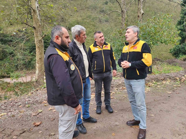 Düzce Gümüşova'da heyelanla kapanan Dededüzü yolu İl Özel İdaresi ekiplerince açıldı