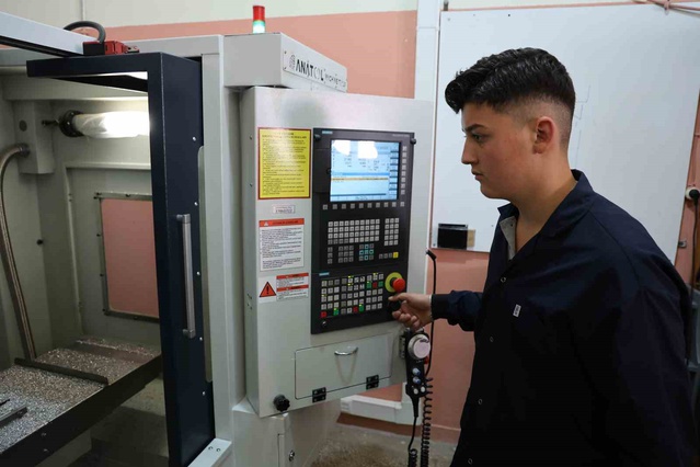 Kırşehir'de meslek lisesi öğrencileri tamamen metalden robot kol üretimine başladı
