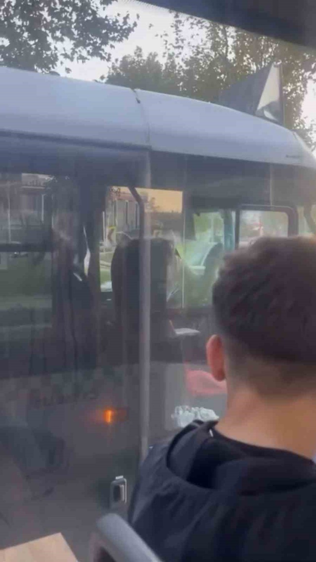 Bursa'da otobüs ve minibüs şoförü arasında yol verme tartışması kamerada