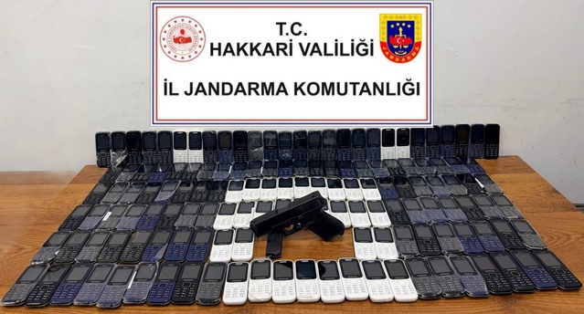 Şemdinli'de ev aramasında 142 kaçak tuşlu cep telefonu ve ruhsatsız tabanca bulundu