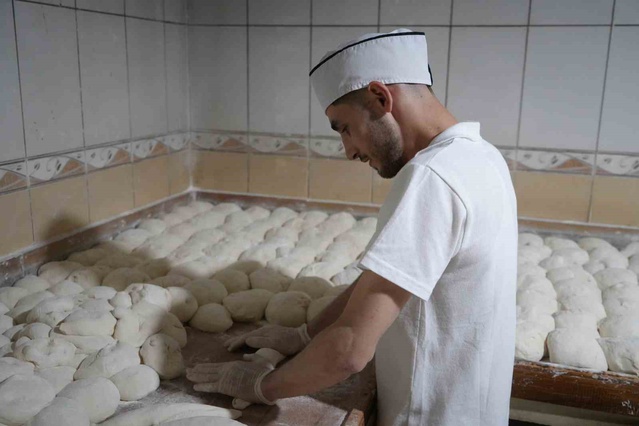 Bayburt'ta fırıncılığa 14 yaşında başlayan genç, 45'e yakın ekmek çeşidi hazırlıyor