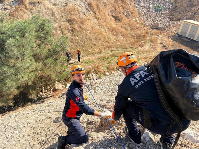 İzmir Buca'da çamur alanında mahsur kalan köpek HAK-TİM ekiplerince kurtarıldı
