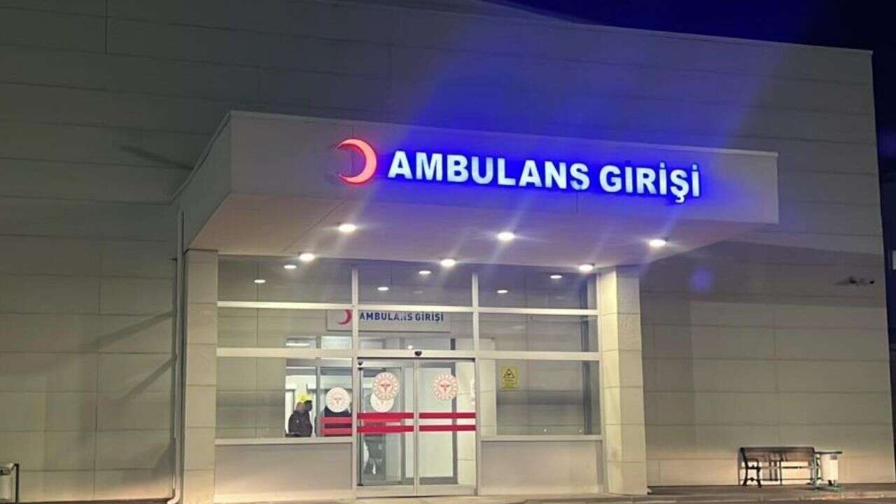 Kızıyla görüşen genci bıçaklayarak öldürdü