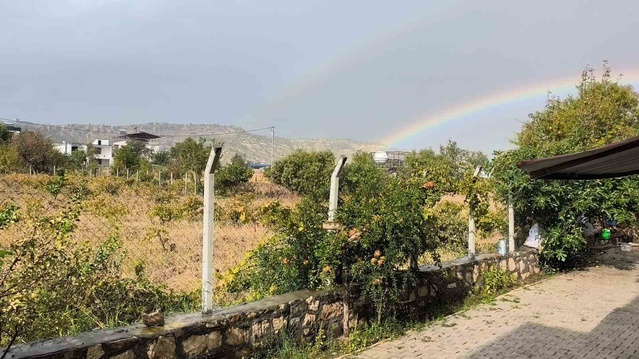 Diyarbakır Dicle'de yağmur sürerken gökkuşağı renkli görüntülere sahne oldu