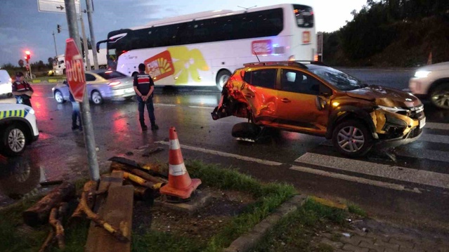Manavgat'ta kamyonun kırmızı ışık ihlali kazaya yol açtı, 1'i Rus 2 kişi yaralandı