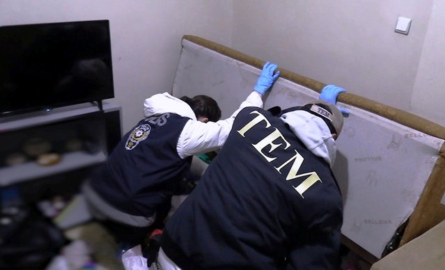 Bitlis Tatvan'da eş zamanlı FETÖ operasyonunda 4 şüpheliden 1'i tutuklandı