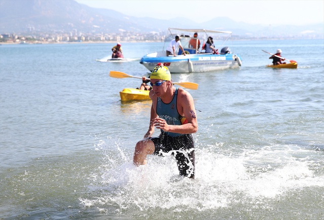 Alanya Triatlonu'nda kadınlarda 35, erkeklerde 66 sporcu mücadele etti