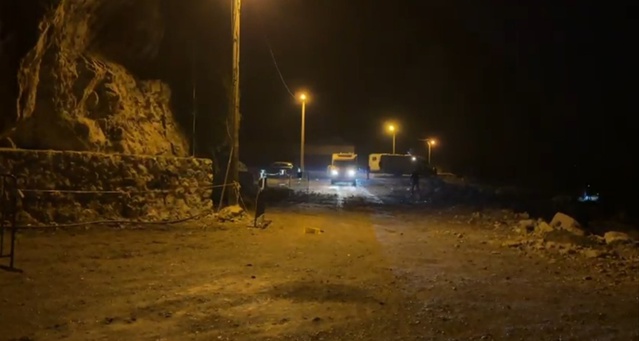 Bartın Amasra'da kayaların düştüğü yolda 13 karavan güvenli bölgeye alındı
