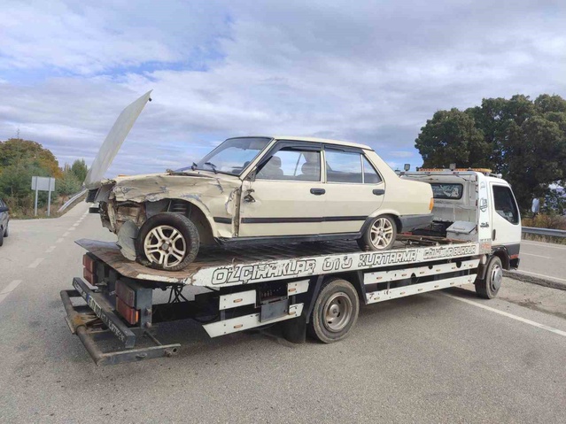 Burdur Gölhisar'a bağlı Yusufça'da iki otomobil çarpıştı, 2 sürücü yaralandı