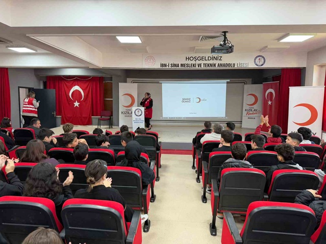 Kızılay Düzce İl Merkezi, İbn-i Sina Lisesi'nde ilk yardım eğitimi düzenledi