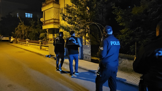 Çorum'da sopayla darbedilen yeğen ağır yaralandı, kelepçesi olduğu belirtilen dayı kaçtı