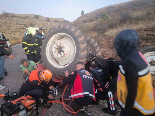 Erzincan Kemah'ta yan yatan traktörün altından çıkarılan sürücü hastaneye sevk edildi