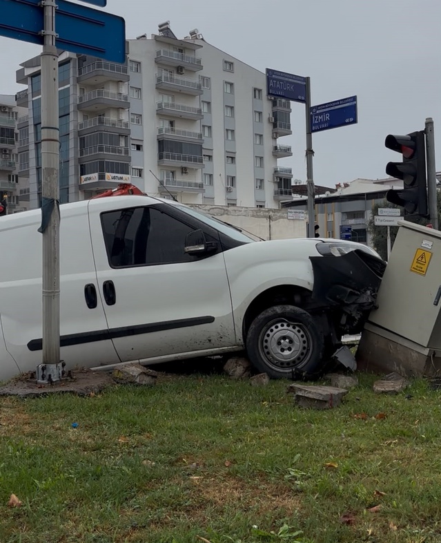 Aydın Efeler'de Ziraatçılar Kavşağı'nda trafoya çarpan otomobilde yaralanan olmadı