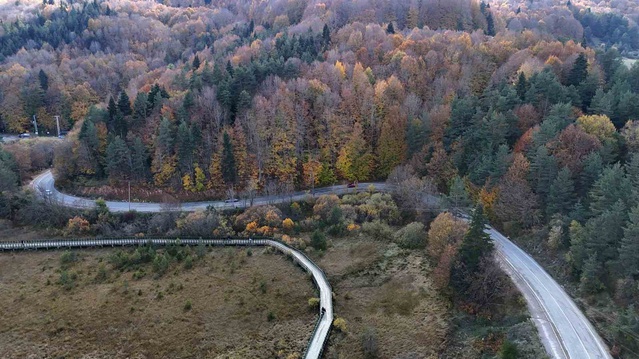 Abant Gölü Milli Parkı sonbahar renkleriyle binlerce tatilciyi ağırladı