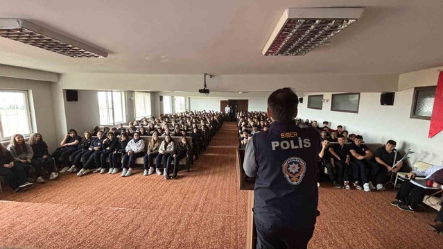 Afyonkarahisar Emniyeti SİBERAY ile bin 320 öğrenciye siber güvenlik eğitimi verdi