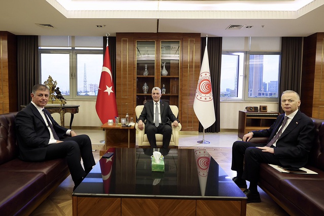 Bakan Bolat, İzmir Büyükşehir Belediye Başkanı Tugay ile ticari iş birliğini görüştü