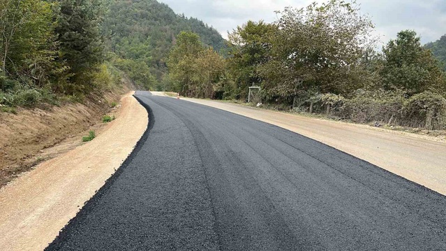 Düzce'de Yığılca-Yedigöller yolunun 5,5 kilometrelik bölümüne sıcak asfalt serildi