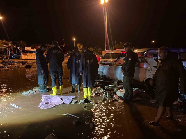 Antalya Demre'de okulda mahsur kalan 13 öğrenci ve 7 öğretmen tahliye edildi