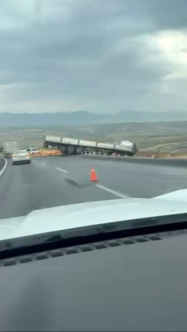Diyarbakır'da kontrolden çıkan tır yoldan çıktı, 1 kişi yaralandı