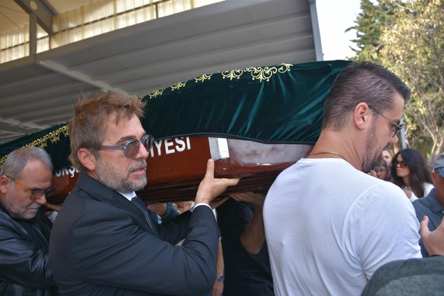 Engin Altan Düzyatan'ın 87 yaşındaki babası Mevlan Düzyatan, Çeşme'de toprağa verildi
