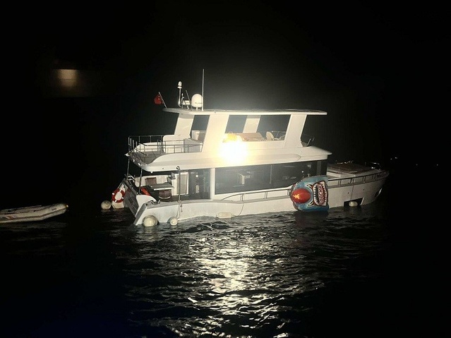 Çanakkale Ayvacık'ta su alan teknedeki 2 kişi Sahil Güvenlikçe kurtarıldı