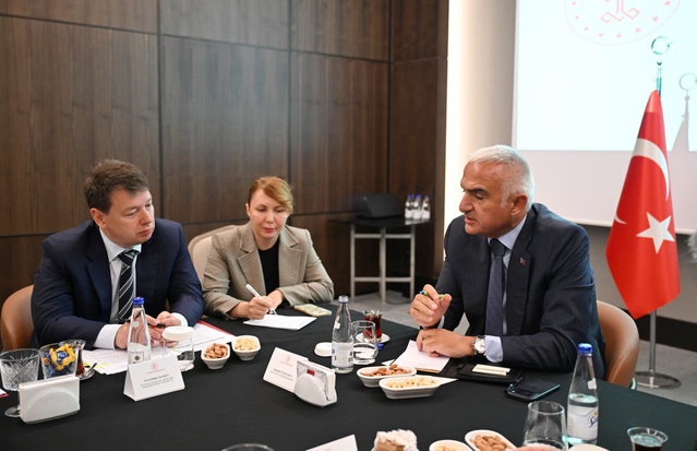 Turizm Bakanı Ersoy, Antalya'da Rus bakan yardımcılarıyla uçuş artışını görüştü