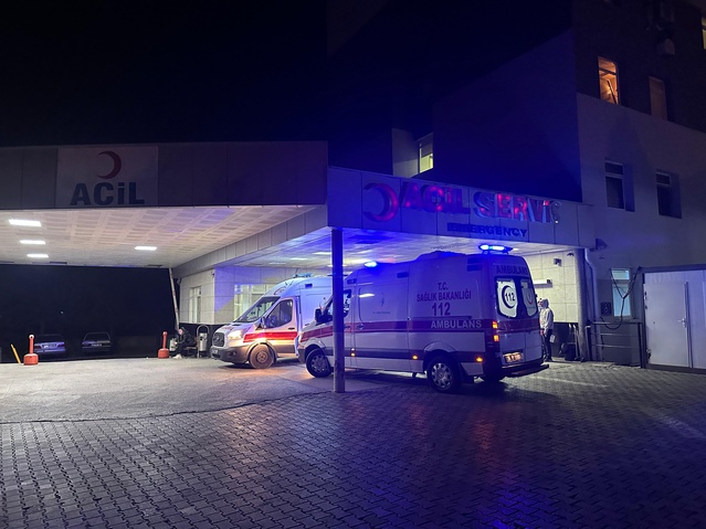 Kemalpaşa'da aynı firmadan yemek alan iş yerlerinde 80 işçi zehirlenme şüphesiyle hastaneye kaldırıldı