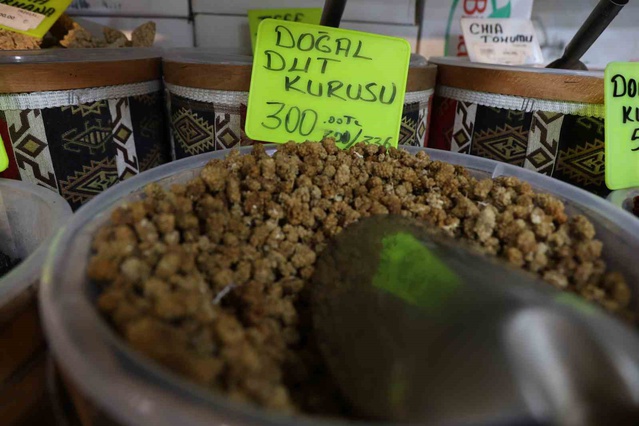 Kırşehir'de soğuklar başlayınca aktarlarda propolis ve pekmez satışı arttı