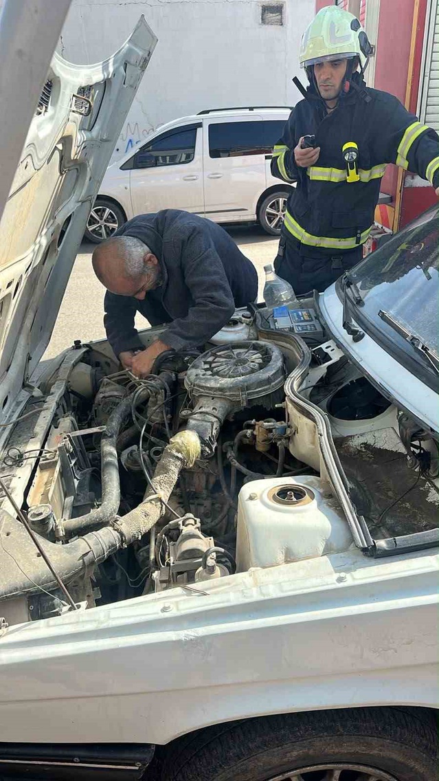 Siirt'te motorundan duman çıkan araç, Rus Pazarı önünde alev aldı, itfaiye söndürdü