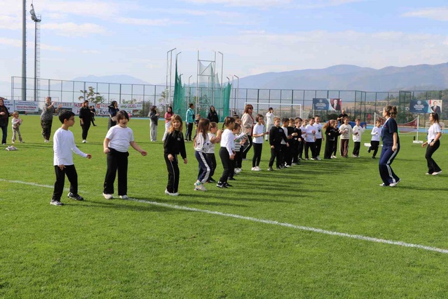 Safranbolu'da aileler ve 2. sınıf öğrencileri stadyumda geleneksel oyunlarla buluştu