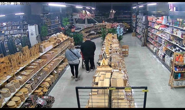 Bursa'da kontrolden çıkan servis aracı züccaciye mağazasına girdi, yaralanan olmadı