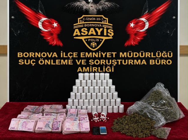 İzmir Bornova'da uyuşturucu baskınında 616 bin 900 TL ele geçirildi, 5 zanlı gözaltına alındı
