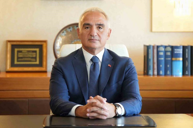 Bakan Ersoy, Süleymaniye'ye bağışlanan 525 eserin dijital erişime açıldığını duyurdu