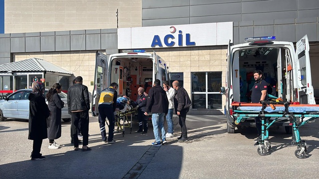 Kütahya Tavşanlı'da motosiklet kazasında 2 yaralı hastaneye kaldırıldı, biri ağır