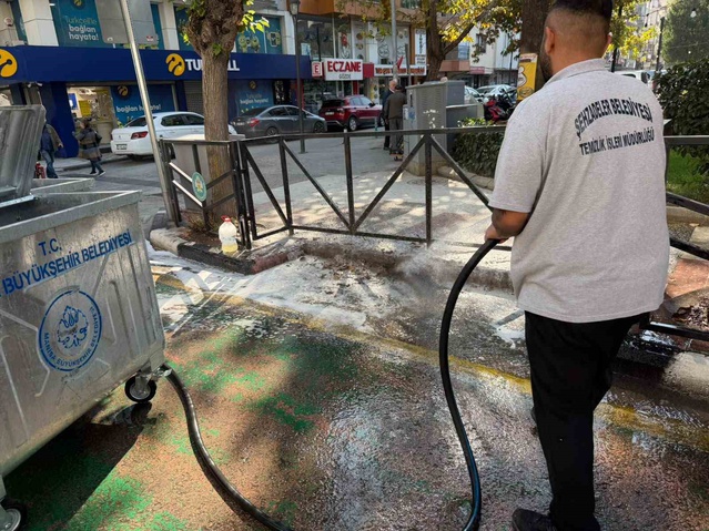 Şehzadeler Belediyesi ilçedeki çöp konteynerlerini özel kimyasalla dezenfekte ediyor