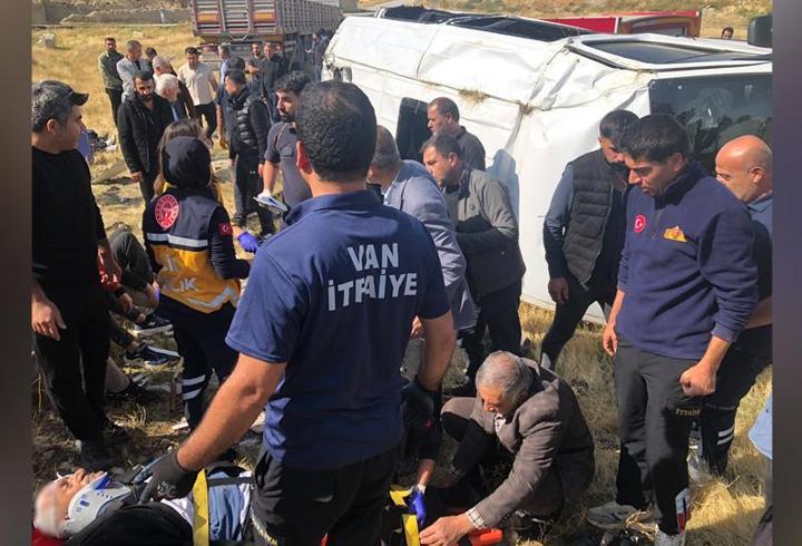 Son Dakika Haberi: Van'da TIR ile yolcu minibüsü çarpıştı: Yaralılar var