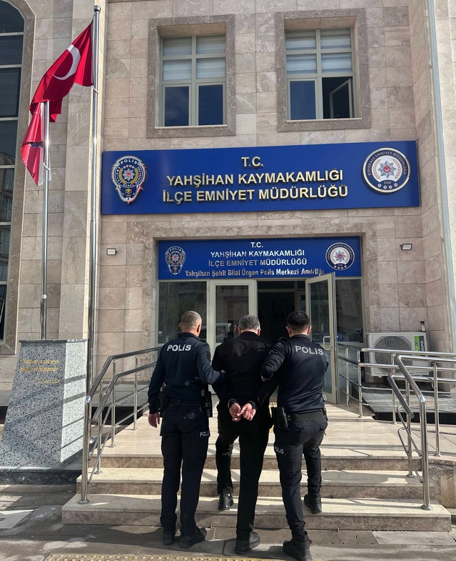 Kırıkkale'de 3 firari hükümlü, kesinleşmiş hapis cezalarıyla cezaevine teslim edildi.