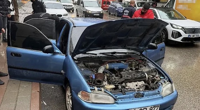 Siirt Kooperatif Mahallesi'nde park halindeki otomobilde çıkan yangın söndürüldü