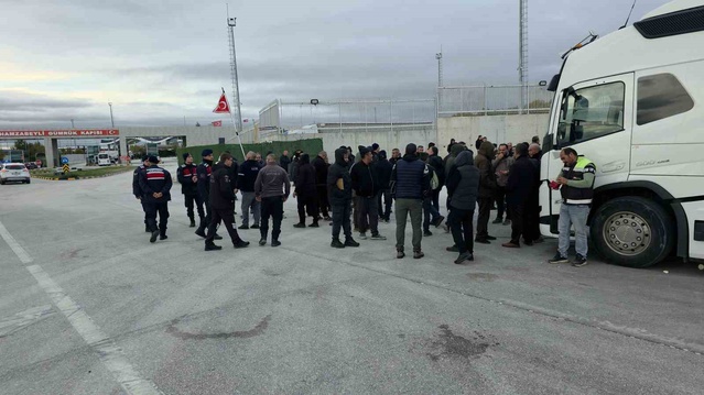 Edirne'de tır şoförleri 245 aracın geri çevrildiğini öne sürdü
