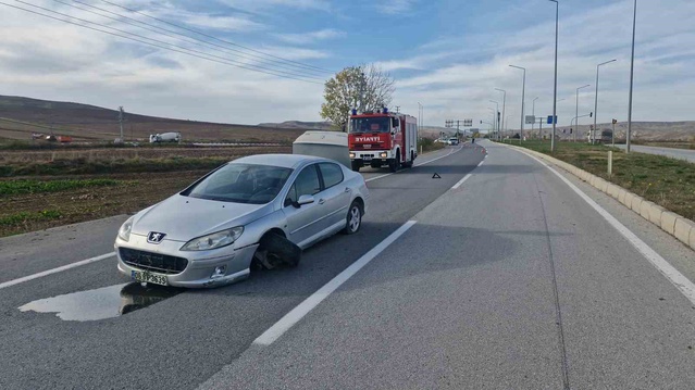 Çorum Alaca'da kavşakta hafif ticari araç ile otomobil çarpıştı, 1 kişi yaralandı