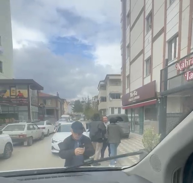 Tokat'ta servis şoförüyle yol tartışması kavgaya döndü! Öğrenciler o anları kaydetti