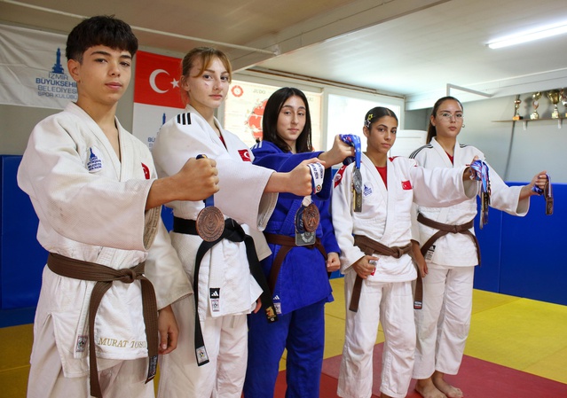 İzmirli genç judocular U16 Balkan şampiyonluğuna 27 madalyayla katkı sundu