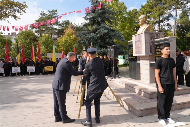 Ankara Çubuk'ta Cumhuriyet'in 103. yılı Atatürk Anıtı'na çelenk sunularak kutlandı