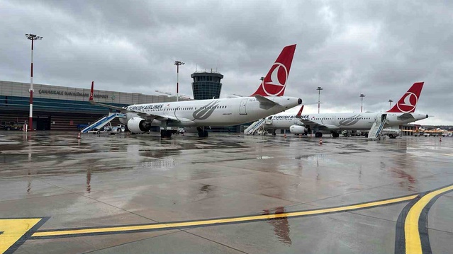 Barselona ve Çukurova'dan uçaklar İstanbul havası nedeniyle Çanakkale'ye güvenli indi