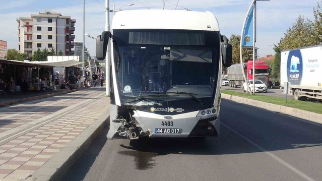 Malatya'da trambüsün arkadan çarptığı kazada 5 kişi yaralandı
