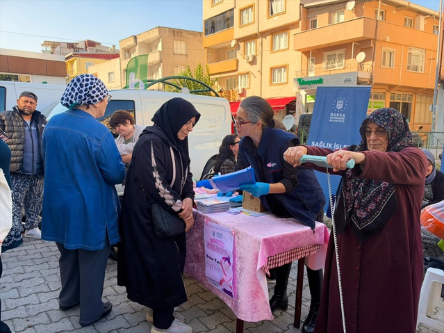 Bursa Büyükşehir Belediyesi meme kanseri farkındalığı için Yıldırım'da stant kurdu