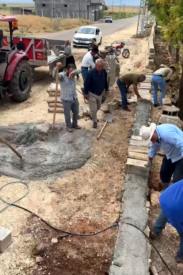 Gaziantep Araban'da Köklüce sakinleri mezarlığın yıkılan duvarını imeceyle ördü