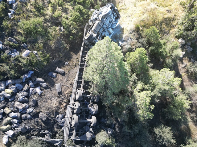 Antalya Manavgat'ta uçuruma devrilen kömür yüklü tırda 2 kişi yaralandı